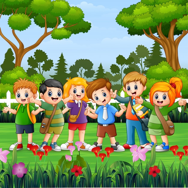 幸せな学校の子供たちが公園に立っています。