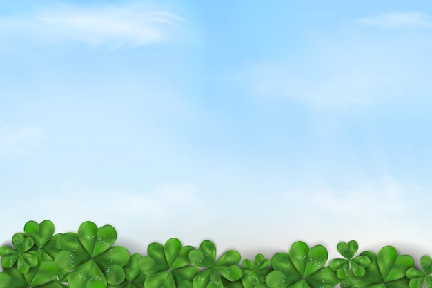 행복한 성 패트릭의 날. 푸른 하늘과 구름, 봄 자연 배경에 토끼풀 클로버 잎 세인트 패 트 릭의 날 디자인.