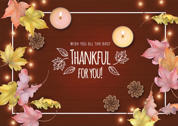 С днем благодарения карта с опавшими листьями, свечами и шишками на деревянном фоне