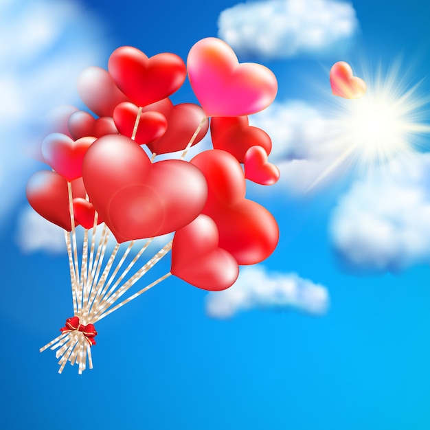 Воздушный шар в форме сердца в небе.