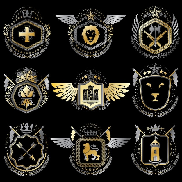 Геральдические эмблемы с крыльями на белом фоне. Коллекция векторных символов в винтажном стиле, созданная с использованием элементов геральдики, таких как короны, башни, кресты и арсенал.