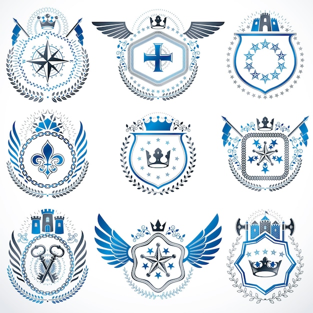 Heraldische emblemen met vleugels geïsoleerd op een witte achtergrond. Verzameling van vectorsymbolen in vintage stijl gemaakt met behulp van heraldiekelementen zoals kronen, torens, kruisen en arsenaal.
