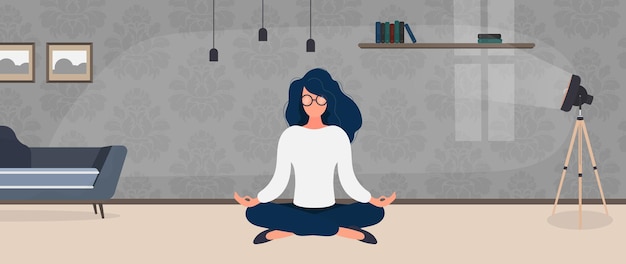 Het meisje mediteert op kantoor. Het meisje beoefent yoga. Kamer, kantoor, vloerlamp, kamergroei, tafel met laptop, werkplek. vector illustratie