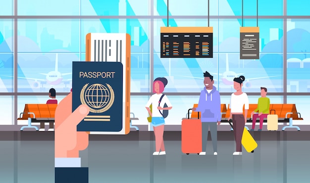 Het paspoort van de handgreep en kaartje over mensen in luchthaven