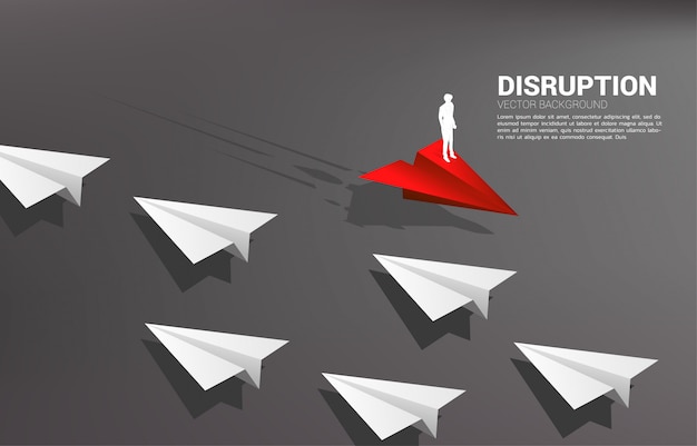 Het silhouet die van zakenman zich op rood origamidocument vliegtuig bevinden gaat verschillende manier van groep wit. Businessconcept van verstoring en visie missie.