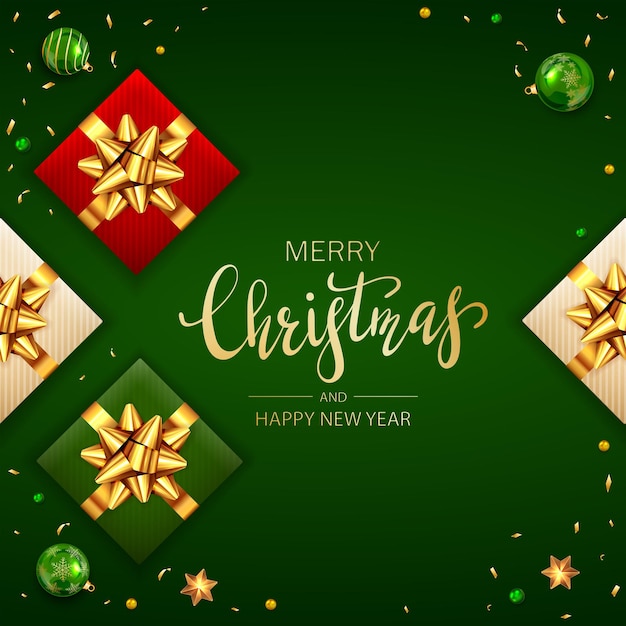크리스마스 공, 구슬, 황금 활과 별이 녹색 배경에 있는 세 가지 선물이 있는 휴일 배너. 그림은 크리스마스 디자인, 포스터, 카드, 웹사이트, 헤더에 사용할 수 있습니다.