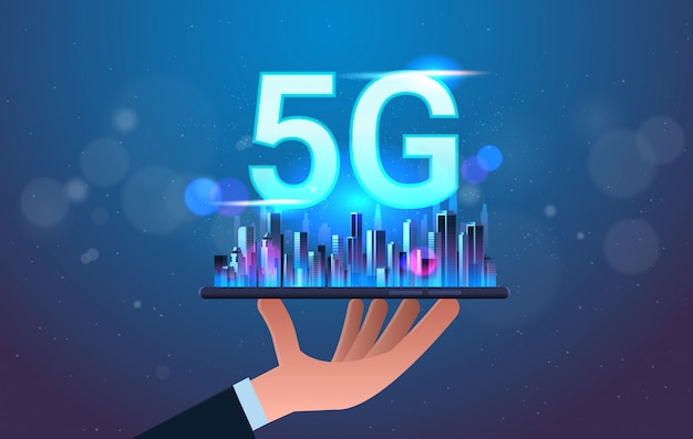 Mano umana che tiene compressa digitale con il concetto astuto del collegamento dei sistemi wireless della rete di comunicazione online della città 5g