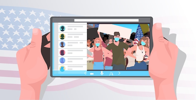 Vettore mani umane che utilizzano tablet pc che guardano video online persone in maschere che tengono le bandiere degli stati uniti celebrazione della festa del lavoro coronavirus concetto di quarantena ritratto