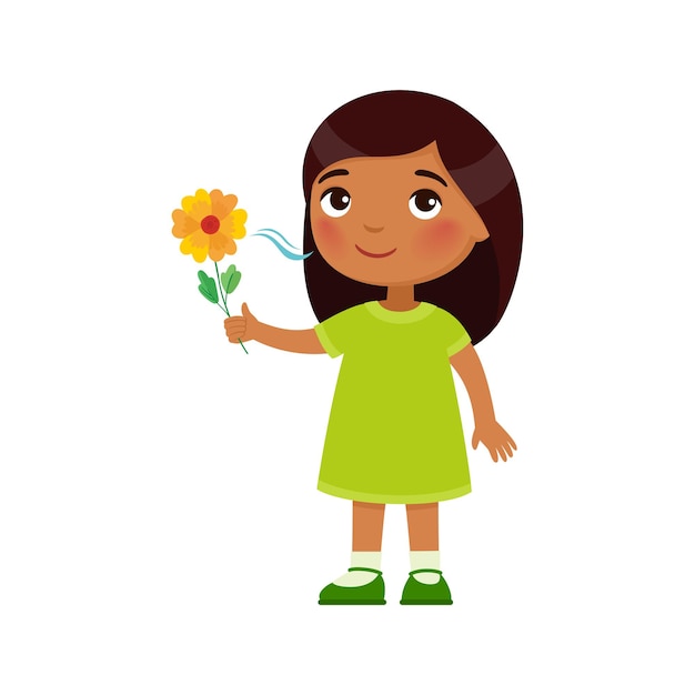 Индийская маленькая девочка любит приятный запах цветочного аромата, концептуальное выражение эмоций