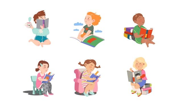 興味のある子供たちが開いた本を持って座ってベクトルセットを読んでいる