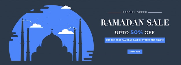 Islamitische heilige maand ramadan sale banner met moskee en bewolkte achtergrond.