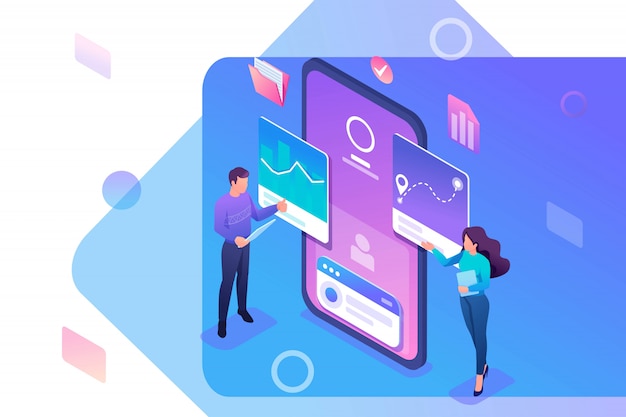 I giovani isometrici stanno vicino allo schermo del telefono cellulare, testando il programma e l'applicazione mobile.