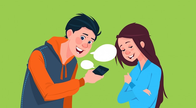 Jong Jongen en Meisjes het Spreken Cellulair de Telefoon Sociaal Media van de Holdingscel Levensstijlconcept