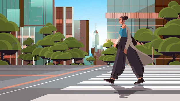 Jong meisje in vrijetijdskleding kruising weg modieuze vrouw lopen stad straat stadsgezicht achtergrond volledige lengte horizontale vectorillustratie