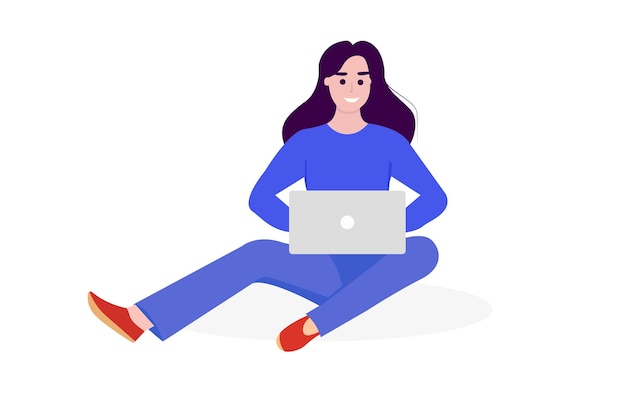 Jonge lachende vrouw zit met gekruiste benen met laptop in de hand
