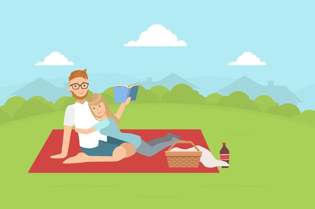 Jonge man en vrouw liggen op een plaid en lezen een boek Gelukkig stel piknikt en ontspant zich in de open lucht Platte vectorillustratie