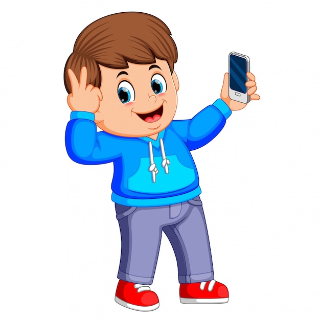 jongen houdt zijn smartphone met zijn hand en neemt een selfie van zichzelf