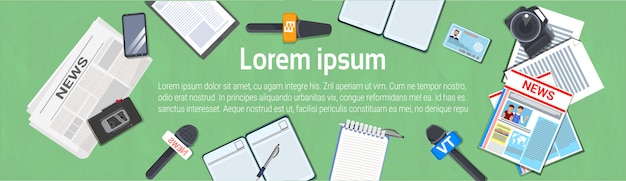 Журналист на рабочем месте концепция горизонтальный баннер вид сверху газеты, микрофон, магнитофон