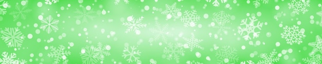 Kerst horizontale banner van sneeuwvlokken van verschillende vormen, maten en transparantie in groene kleuren