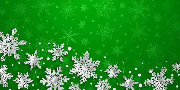 Kerstachtergrond met volumepapiersneeuwvlokken met zachte schaduwen op groene achtergrond