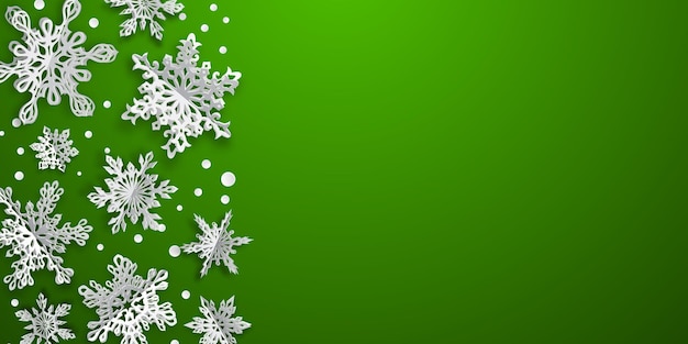 Kerstachtergrond met volumepapiersneeuwvlokken met zachte schaduwen op groene achtergrond