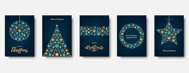 Kerstboom, bal met gouden en blauwe kerstkaart.