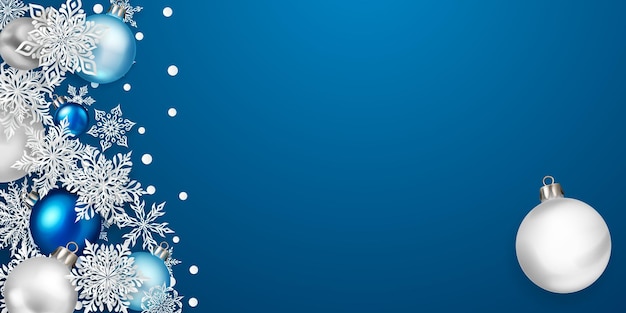 Kerstillustratie met prachtige complexe Witboeksneeuwvlokken en gekleurde ballen op blauwe achtergrond