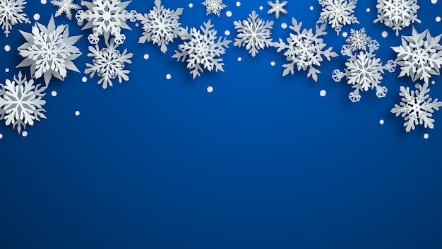 Kerstillustratie van witte complexe papieren sneeuwvlokken met zachte schaduwen op blauwe achtergrond