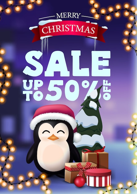 Kerstkortingsbanner met slinger en pinguïn in kerstman hoed met cadeautjes.