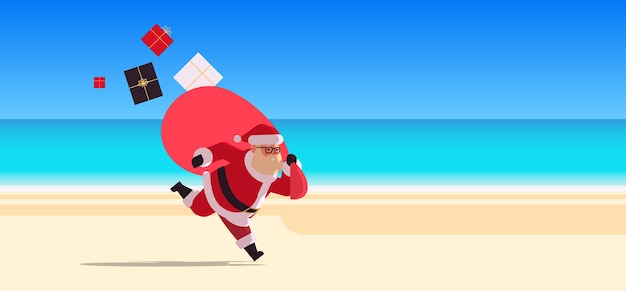 Kerstman loopt met grote zak vol met geschenken gelukkig nieuwjaar kerst vakantie vakantie concept viering tropisch strand zeegezicht achtergrond volledige lengte flat tie