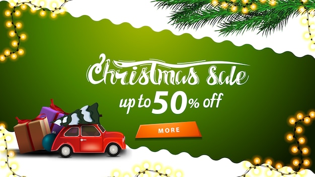 Kerstuitverkoop, tot 50 korting, groene en witte kortingsbanner met golvende diagonale lijn, oranje knop, kerstboomtakken en rode vintage auto met kerstboom