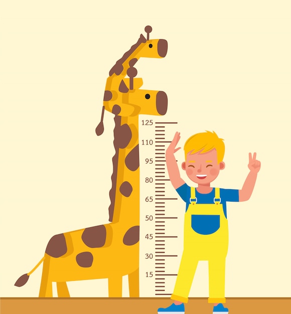 Ragazzo bambino sta misurando il suo carattere di altezza.