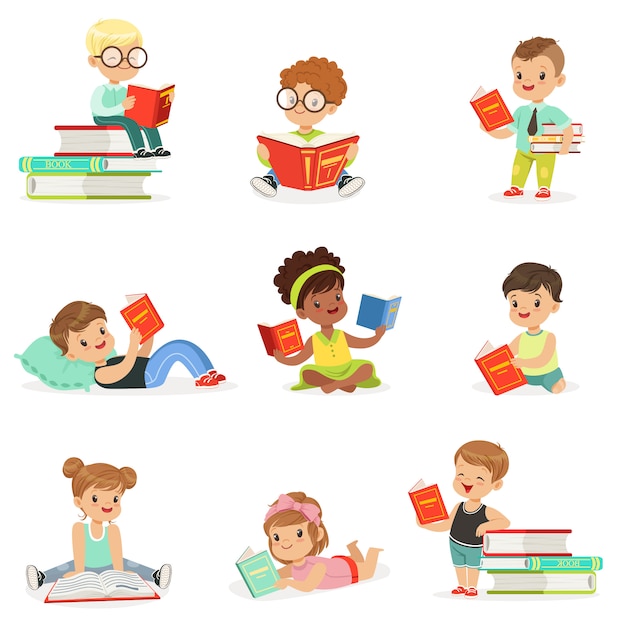 Bambini che leggono libri e godono della raccolta di letteratura di simpatici ragazzi e ragazze che amano leggere seduti e sdraiati circondati da pile di libri.