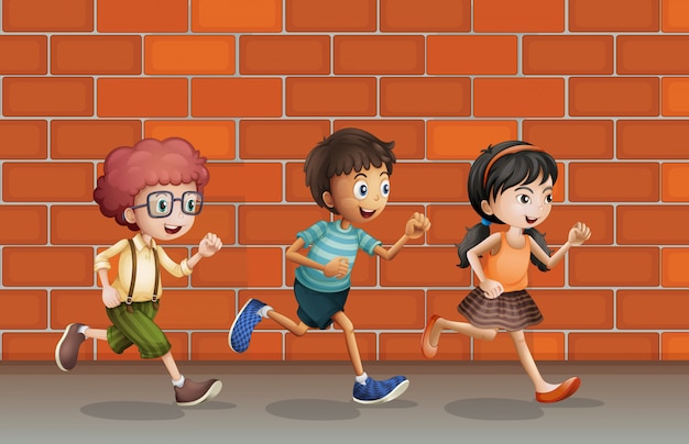 Дети бегут возле стены
