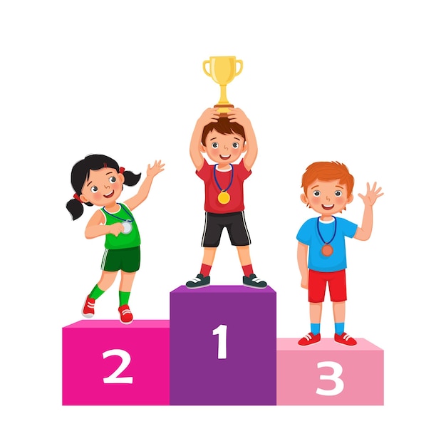 優勝を祝う表彰台または台座の上に立っているメダルとゴールドカップのトロフィーを持つ子供たち