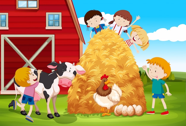 Kinderen die met landbouwbedrijfdieren in boerderij spelen