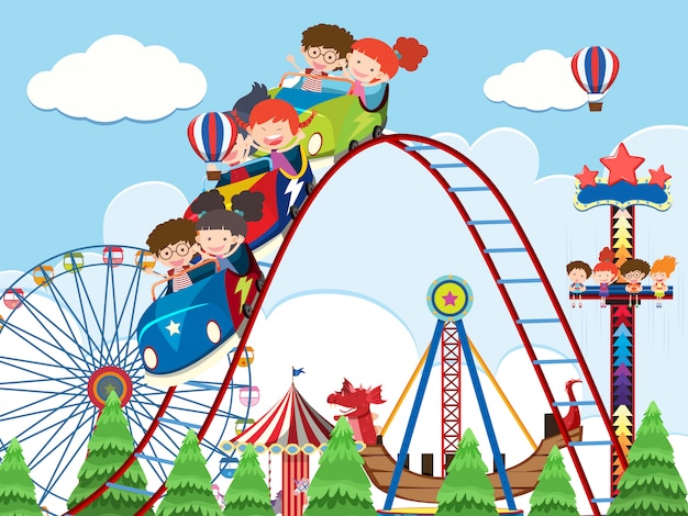 Kinderen en attracties in pretpark