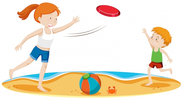 Kinderen Frisbee spelen op het strand