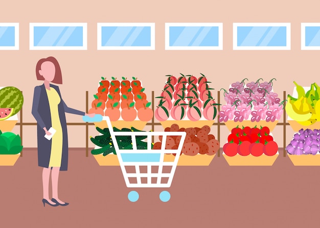 Klant vrouw met trolley kar kopen verse biologische groenten groenten moderne supermarkt winkelcentrum interieur vrouwelijke stripfiguur volledige lengte plat horizontaal
