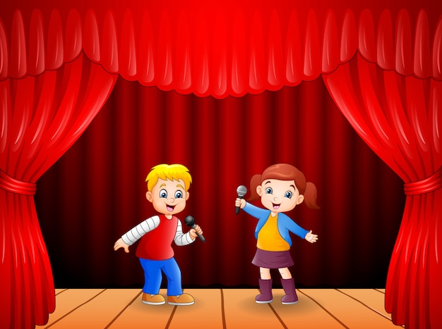 Kleine jongen en meisje zingen met microfoon in zijn hand