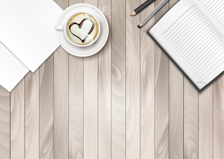 Vector kopje koffie met vorm hart en notebook op een houten bureau.