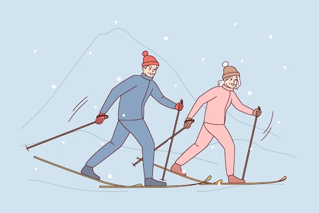 Koppel geniet van skiën in de bergen