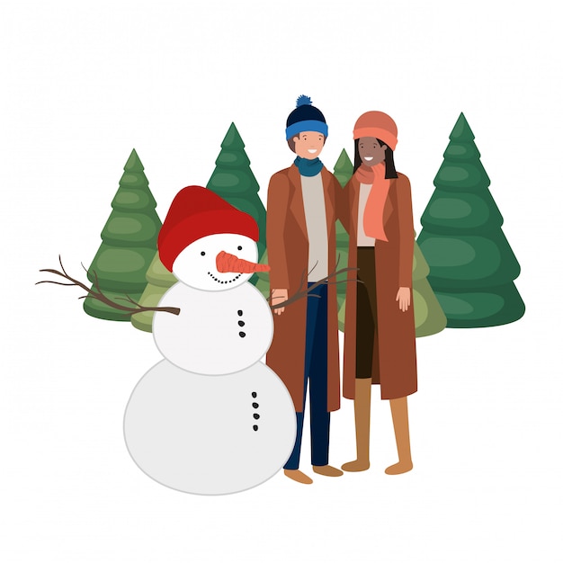 Koppel met sneeuwpop en pijnbomen