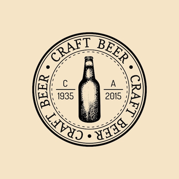 Vettore logo della bottiglia di birra kraft segno retrò lager illustrazione della birra disegnata a mano etichetta o badge per la produzione di birra vintage vettoriale