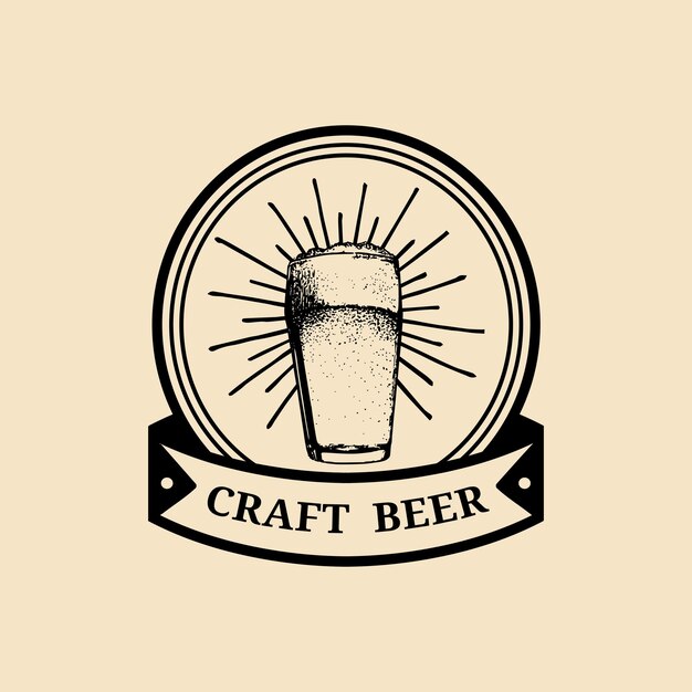 Logo del vetro della birra kraft icona della vecchia fabbrica di birra segno retrò della tazza di lager illustrazione della birra disegnata a mano etichetta o badge vintage vettoriale