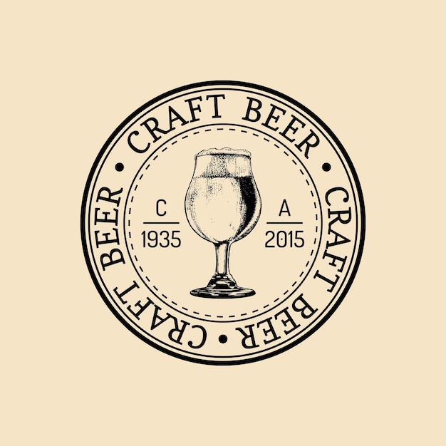 Kraft bier glas logo oude brouwerij pictogram Pils cup retro teken Hand geschetst ale illustratie Vector vintage label of badge