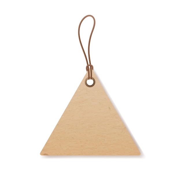 Etichetta triangolare in cartone kraft appesa alla corda. etichetta di carta artigianale su spago con passante. distintivo beige in cartone bianco su filo, corda con nodo. illustrazione vettoriale realistica isolata su sfondo bianco