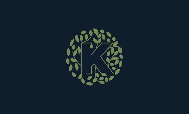Буква K с листовым зеленым садом, орнаментом природы, логотипом, векторной иконкой