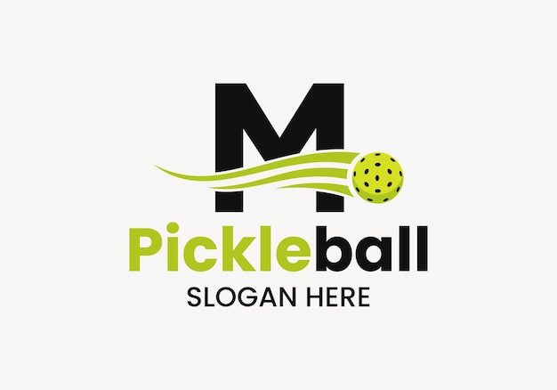 Vettore lettera m concetto di logo pickleball con simbolo di pickleball in movimento modello vettoriale del logotipo di pickle ball