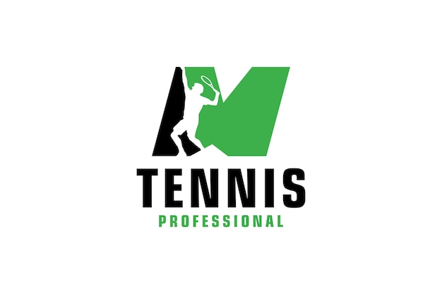 Lettera m con silhouette giocatore di tennis logo design vector design template elements for sport team